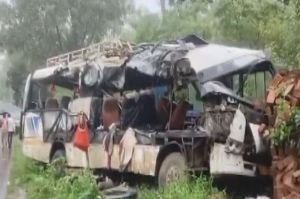 देवघरात भीषण; बस-ट्रक उतरेत १८ कावड याकरुंचा संपर्क
